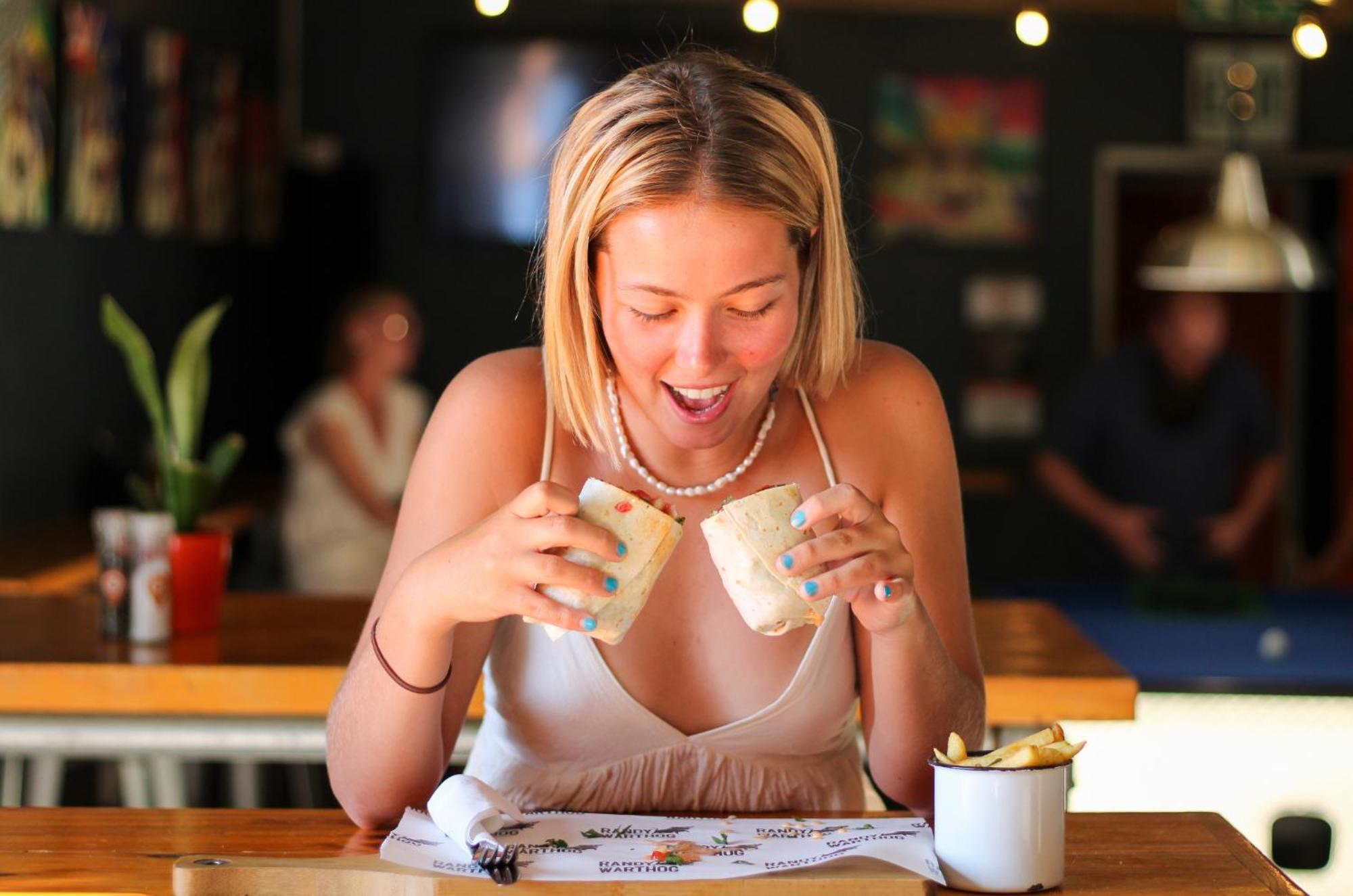 开普敦游者旅馆旅舍 外观 照片 A woman laughing